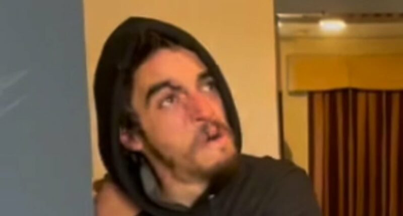 Nickelodeon vet checks into hotel room with the help of ex-costar