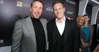 Paramount makes new bid to buy Warner Bros with $40B guarantee from Larry Ellison