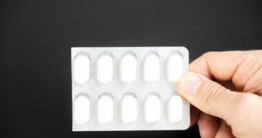 Pharmacist explains whether you should take ibuprofen or paracetamol