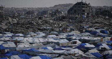 Qatari leader says the Gaza ceasefire is at a critical moment