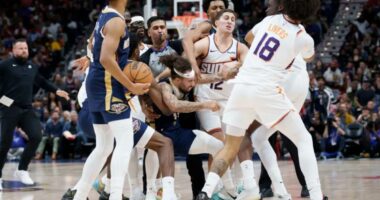 Two players ejected after punches thrown during Pelicans-Suns game in wild scene