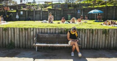 Hot Weather, Heat wave, Beach, cooling off, sweltering, unbearable heat, hot. Sydneysiders flock to Bondi Beach to cool off in the cold waters as temperatures are set to soar throughout the day, Sunday 21st of January 2024