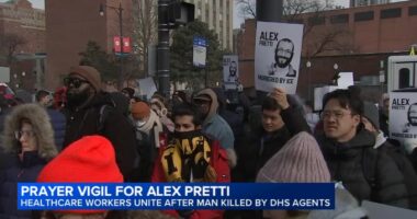 Alex Pretti Minneapolis, Minnesota shooting: Chicago nurses join labor, faith leaders in prayer vigil at Jesse Brown VA hospital