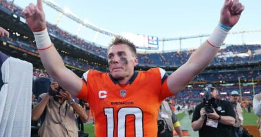 Celebrity Net Worth logo