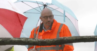 Farage says £400,000-a-year water chief must go