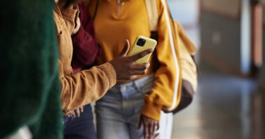 France to ban children from social media