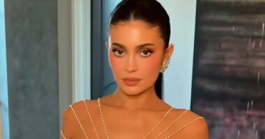 Kylie Jenner goes full bombshell in corset gown for Golden Globes