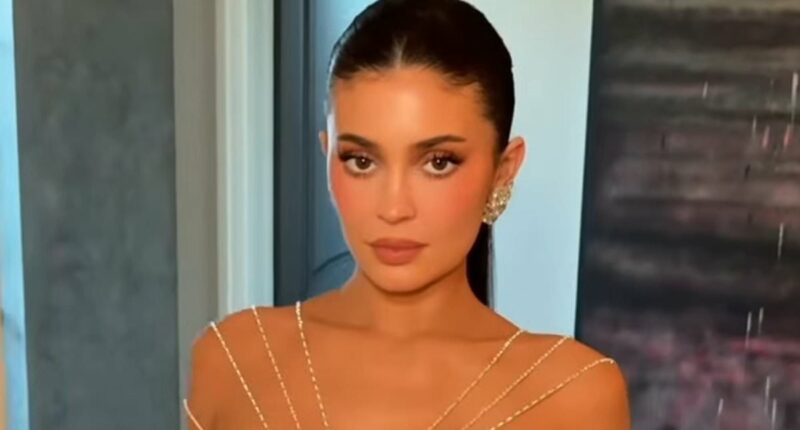 Kylie Jenner goes full bombshell in corset gown for Golden Globes