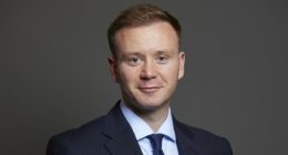 Labour MPs pile pressure on Starmer over under-16s social media ban