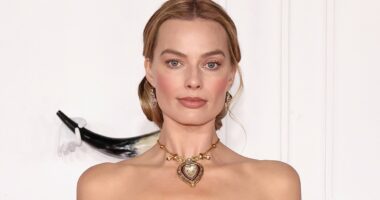 Margot Robbie in Elizabeth Taylor's necklace at WH premiere