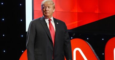 Report: Billionaire tempts Trump with CNN overhaul in Warner pitch