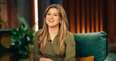 Report: Kelly Clarkson on verge of quitting