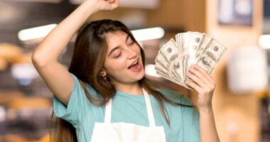 Restaurant server sparks outrage after 'infuriating' move on bill