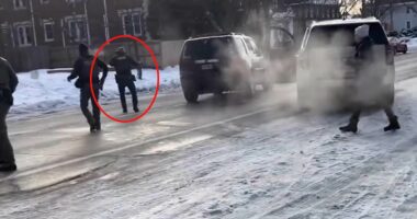 Tactical experts reveal key moment in ICE shooting video