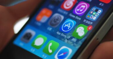 Telstra iPhone users having issues making calls, including to 000