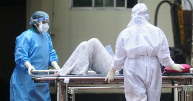 Top doctor issues an urgent warning to Australia amid virus outbreak