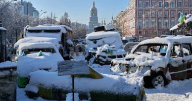 Ukrainian delegation arrives in US for peace talks as Russia hammers energy sites