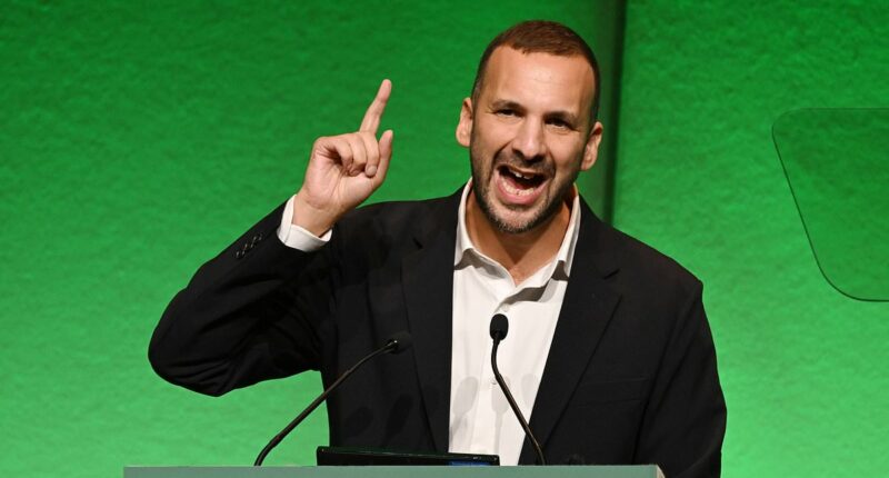 Under-22s should be able to take the bus for free, Green Party says