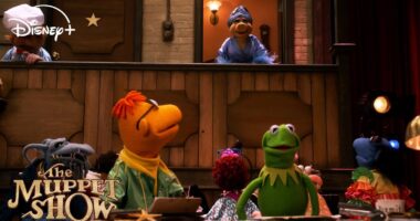 WATCH: Sabrina Carpenter, Seth Rogen star alongside Kermit the Frog, Miss Piggy in 'The Muppet Show' special