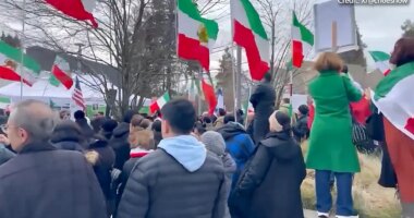 Washington anti-ICE agitators clash with crowd calling for Iran regime change