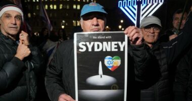 Watch: Solemn Moment of Silence at Sydney's Iconic New Year's Fireworks Event to Ring in 2026