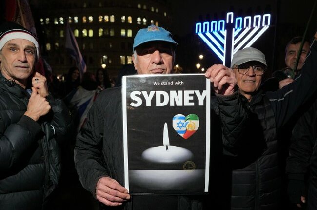 Watch: Solemn Moment of Silence at Sydney's Iconic New Year's Fireworks Event to Ring in 2026