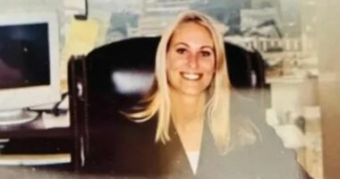 Woman died on flight after falling asleep on mother's shoulder