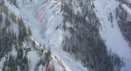 2 skiers killed in avalanche on popular Mont Blanc skiing route near French-Swiss border