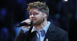 Alex Warren hit by technical issue in debut Grammy performance
