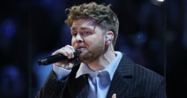 Alex Warren hit by technical issue in debut Grammy performance