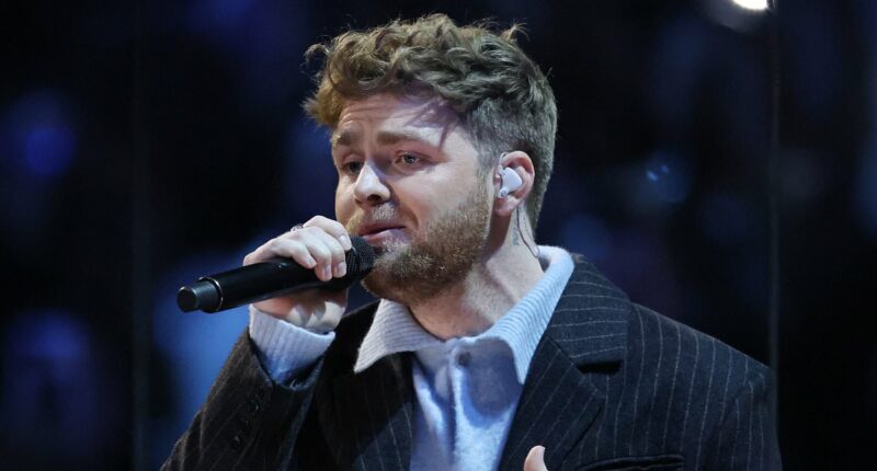 Alex Warren hit by technical issue in debut Grammy performance