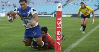 rugby league Pixs taken at Telstra stadium at the match between CANTERBURY BULLDOGS and NEWCASTLE KNIGHTS. Pic shows..MATT UTAI SCORES Pixs