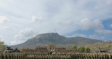 Aï»¿lmost 100 members of the Australian Defence Force have been injured while taking a group photo after a grandstand collapsed in North Queensland.