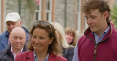 Antiques Roadshow guest in awe of tiny trinket's eye-watering value