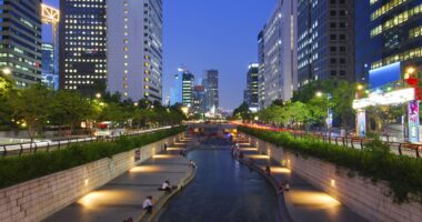 Asia markets mostly fall, tracking Wall Street losses on tech rout