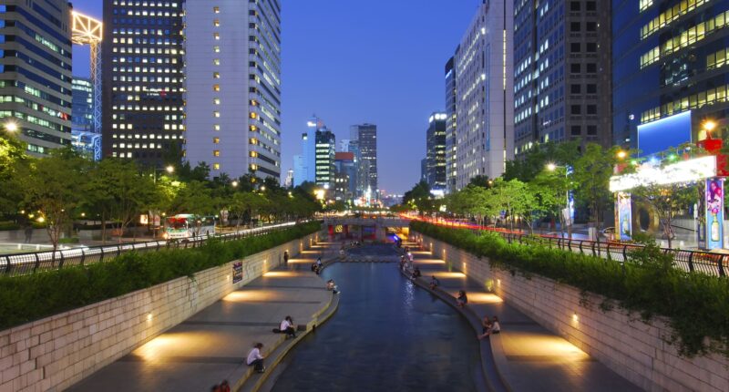 Asia markets mostly fall, tracking Wall Street losses on tech rout