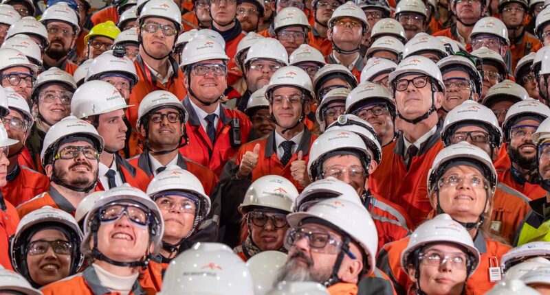 Emmanuel Macron blends in during visit to French steel facility