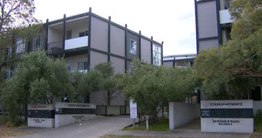 A man has been bitten by a police dog during an arrest, bringing a four-hour siege to an end in Melbourne's north-east.ï»¿