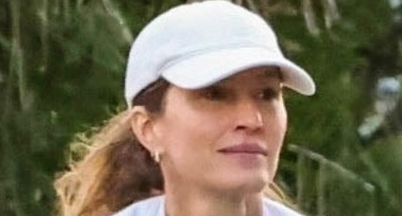 Gisele Bundchen flashes wedding ring for first time after marriage