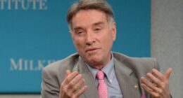 Celebrity Net Worth logo