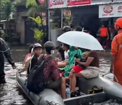 Major Aussie tourist destination battered by torrential rain, flash flooding