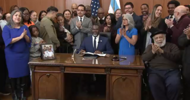 Mayor Brandon Johnson signs executive order, directs Chicago police to investigate alleged illegal activity by ICE, federal agents