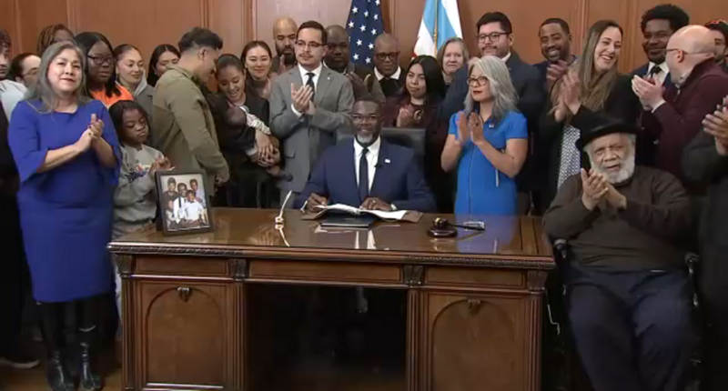 Mayor Brandon Johnson signs executive order, directs Chicago police to investigate alleged illegal activity by ICE, federal agents