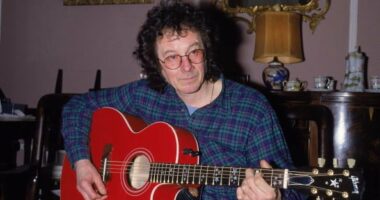 Celebrity Net Worth logo