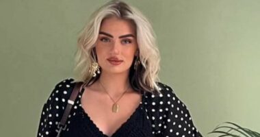 Saleswoman says male colleagues bet who'd have sex with her