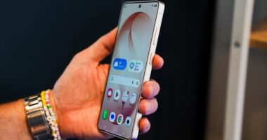 Samsung's new phone feature blocks prying eyes