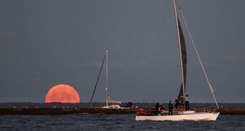 Shipwreck hunter finds luxury steamer that sank in Lake Michigan in 1872