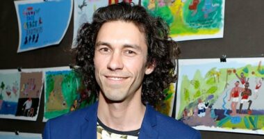 Celebrity Net Worth logo