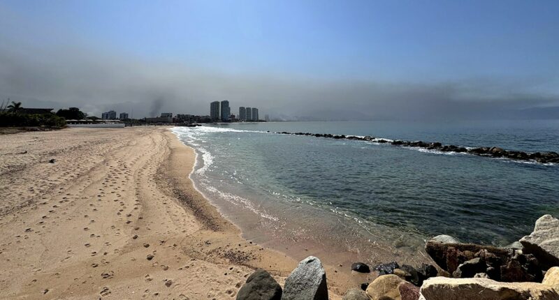 Tourists in Mexican seaside city told to stay on resort as government warns of ‘clashes’