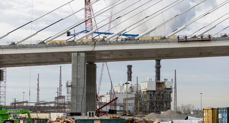 Trump threatens to stop opening of the Ontario-Michigan bridge